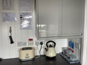 彭赞斯Mount View Overnight Accommodation的厨房柜台配有茶壶和烤面包机