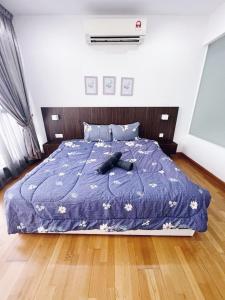 吉隆坡Connected train 3 Bedrooms - ABOVE KLGATEWAY MALL 14的一间卧室配有一张带蓝色棉被的床