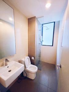 Connected train 3 Bedrooms - ABOVE KLGATEWAY MALL 14的一间浴室