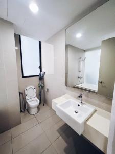 吉隆坡Connected train 3 Bedrooms - ABOVE KLGATEWAY MALL 14的一间带水槽、卫生间和镜子的浴室