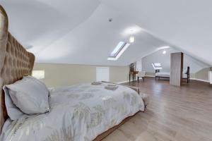 达特福德Suites by Rehoboth - Makeba Suite - Dartford的一间白色的卧室,配有床和客厅