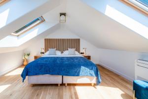 杜布罗夫尼克Casa Laurea的阁楼卧室配有蓝色床