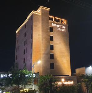 昌原市Jinhae Intercity Hotel的夜间标有标志的酒店大楼