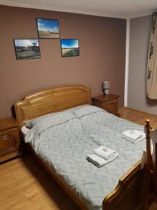MirskGospodarstwo Agroturystyczne Chata na Izerskim Wzgórzu的一间卧室配有一张床,上面有两条毛巾
