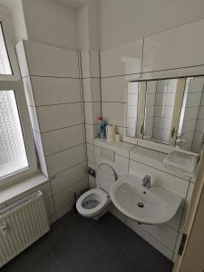 科隆Ferdimesse Apartments的浴室配有白色卫生间和盥洗盆。