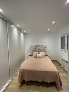 格拉纳达Aixa Granada的一间白色客房内配有一张大床的卧室
