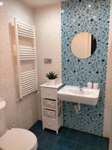 格拉纳达Aixa Granada的一间带水槽、卫生间和镜子的浴室
