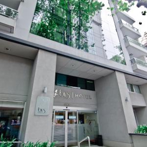 布宜诺斯艾利斯毕斯巴勒莫酒店的一座建筑,上面有罗埃勒斯酒店