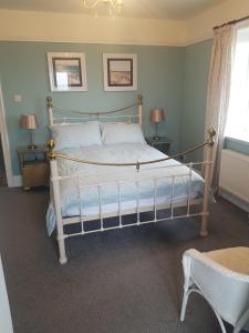 锡斯凯尔Ideally located Cumbrian home with stunning views的一张床位,房间配有两张桌子和两盏灯