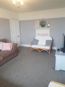 锡斯凯尔Ideally located Cumbrian home with stunning views的客厅配有沙发和1张床