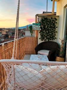 卡塔尼亚Finestra sulla Sicilia的市景阳台的吊床