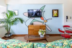 迈阿密海滩鹈鹕酒店的带沙发和电视的客厅