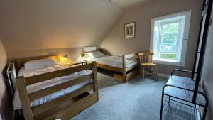 莫法特Moffat Independent Hostel的一间卧室设有两张双层床和一扇窗户。