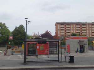 米兰Inna Best House的城市里红色的巴士站