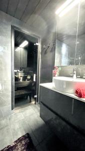 鲁卡Ruka Chalet Petit Oliver的浴室配有盥洗盆、镜子和浴缸