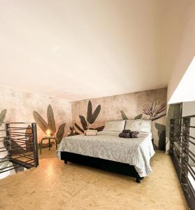 维罗纳Studio 27 Verona的卧室配有一张大床,墙上挂有壁画