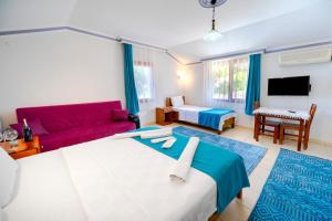 帕塔拉Flower Hotel Patara的客厅配有大床和红色沙发