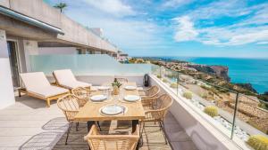 库姆布勒德尔索尔Infinity Horizon Apartment - Costa Blanca的一个带桌椅的海景阳台