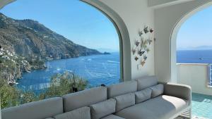 普莱伊亚诺Villa sul mare - Praiano (Amalfi Coast)的带沙发的客厅,享有海景