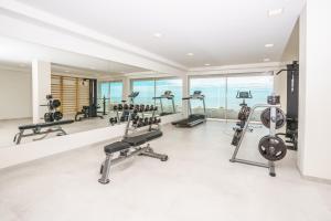 库姆布勒德尔索尔Infinity Horizon Apartment - Costa Blanca的健身房设有数台跑步机和有氧运动器材