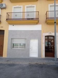 拜纳El Rincón de Paula的一座带白色门和阳台的建筑