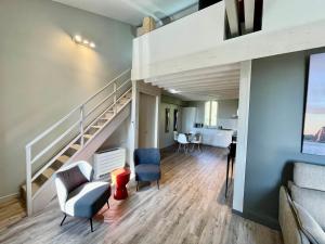 索米耶尔艾斯德鲁酒店的一间带楼梯和两把椅子的客厅