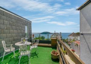 西卢港Sea Spirit - Sweeping Sea Views first floor spacious modern apartment in Looe- with FREE parking!的一个带桌椅的海景阳台