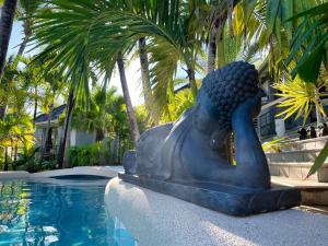 东方湾Résidence Adam et Eve的游泳池旁的雕像
