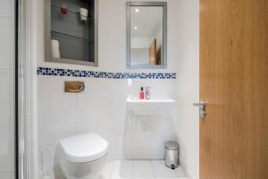 沃金Cloud9SA at The Park Heights Woking的白色的浴室设有卫生间和水槽。