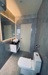 因帕尔SunsetHomes A luxurious studio apartment的浴室配有白色卫生间和盥洗盆。