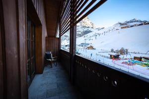布勒伊-切尔维尼亚Chalet Hotel Dragon的客房设有可欣赏滑雪场景致的窗户。