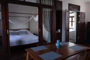 北碧Sittisang1920的一间卧室配有一张床和一张带桌子的木桌。