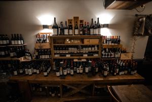 布勒伊-切尔维尼亚Chalet Hotel Dragon的一间装满大量葡萄酒的房间
