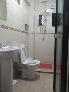 KakamegaLogmma Regency Hotel的一间带卫生间和水槽的浴室