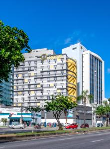 里约热内卢B&B HOTEL Rio de Janeiro Norte的一座白色的大建筑,上面有酒店标志