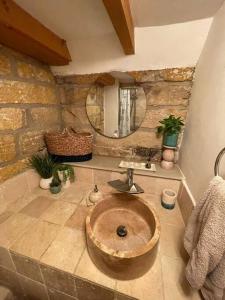 惠特比Cosy 400 yr old Cottage, Flowergate, Whitby的石质浴室设有水槽和镜子