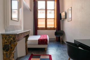 图卢兹库瓦巴拉农酒店的小房间设有床和窗户