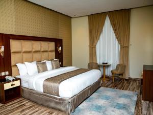 哈费尔巴廷فندق روند的一间位于酒店客房内的带大床的卧室
