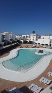 科斯塔特吉塞New Canela Apartment的度假村中心的大型游泳池