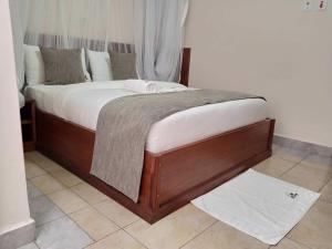 KakamegaLogmma Regency Hotel的床垫罩的房间里一张床位