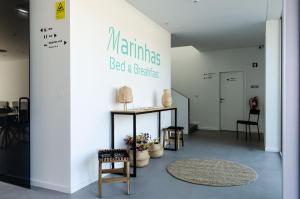埃斯波森迪Marinhas Bed & Breakfast的一间设有椅子和一张桌子的房间,上面标有读马提亚床的标志