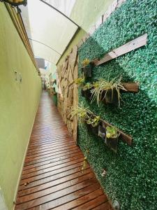 罗萨里奥Garden Loft的走廊上挂有植物的墙壁