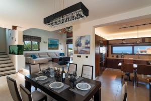 阿斯格罗Ethereum Villa的用餐室以及带桌椅的起居室。