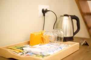 戈里察Duplex Rooms的一张桌子、一个玻璃杯托盘和咖啡壶