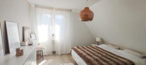 FegersheimCocoon Bed and Breakfast的白色的卧室设有床和窗户