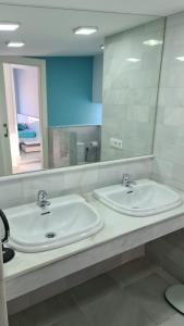 莫哈卡尔TRIPLEX DE LUJO EN MOJACAR的一间带两个盥洗盆和大镜子的浴室