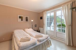 LeirvíkvisitHOMES Faroe Islands的一间卧室设有一张床和一个大窗户