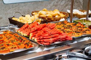阿拉沙Hotel Nacional Inn Araxá Previdência的自助餐,展示着各种不同的食物