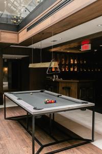 蒙特利尔William Gray by Gray Collection的带酒吧的客房内的台球桌