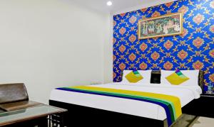 瓦拉纳西Itsy By Treebo - Ashoka Grand的一间卧室配有一张带彩色墙壁的床